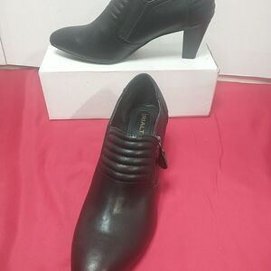Rialto Stockholm Womans * 8.5M Black Leather Pleated Zip 2.5"Heel Bootie .